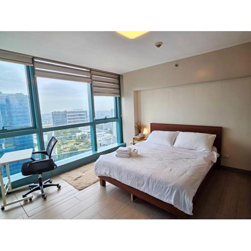 One Uptown BGC Modern & Spacious, Great Location, 200mbps & washer
