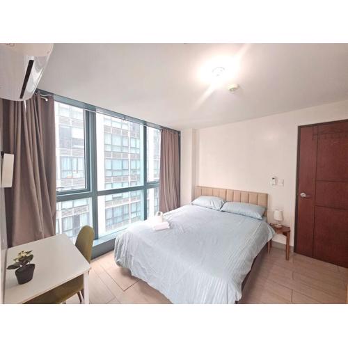 One Uptown Executive 2 bedroom, with balcony, washer & Netflix