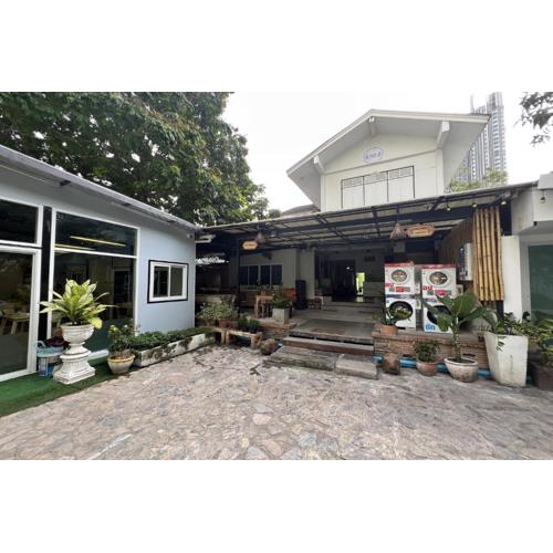 Orchid Hostel Near Bumrungrad hospital and Nana Market