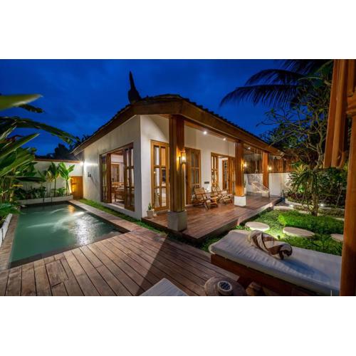 Orion by DH - Romantic Chic Villa -- Private Pool - Garden Tub Retreat
