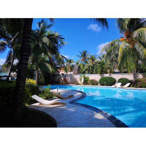 OUR ISLAND HOME 5 MINS WALK TO BEACH