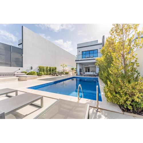 Overlooking Pool & Sea Views Villa with BBQ Facility, Sharm - Al Dana Villa, Al Dana Island by Deluxe Holiday Homes