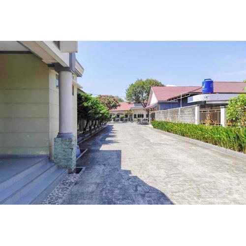 OYO 93051 Wisma Syariah Buloe Near Lapangan Abubakar Lambogo Batili Enrekang