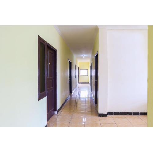 OYO Life 2590 Kost Assirot