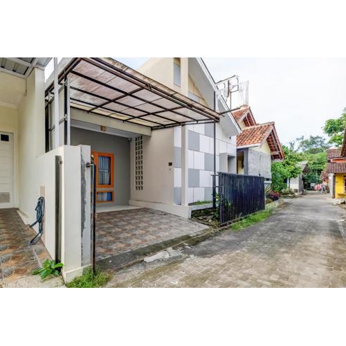OYO Life 91239 Kost Rosandy House Yogyakarta