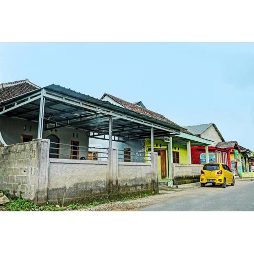 OYO Life 92222 Sahabat Kost Syariah Pacitan