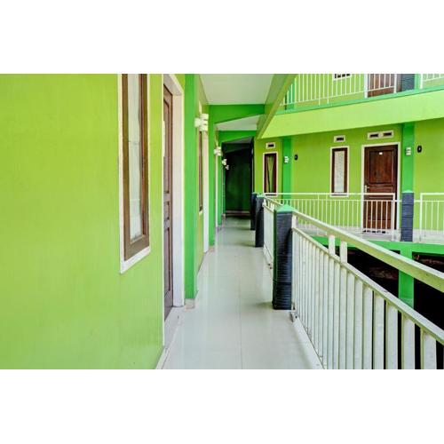 OYO Life 92919 Kost Wijaya Kusuma Lake Syariah