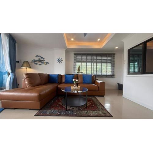 Palace - Spacious 1 bedroom Condo with shared Pool