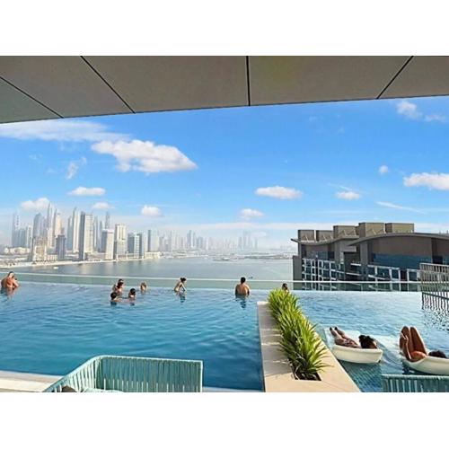 Palm Jumeirah Seven Palm 1 Bedroom with infinity pool and Palm jumeirah beach
