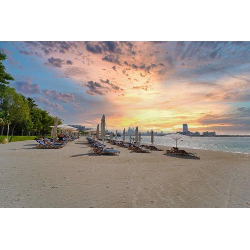 Palm Paradise 1BR - Beachfront Escape with Pool, Gym, Parking & Balcony