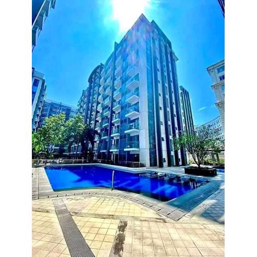 PALMTREE NEWPORT AND AIRPORT STAYCATION by MRMCONDOTEL