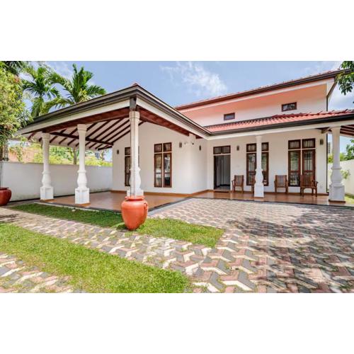 Palmwood Retreat - Entire 3 Bed room House with AC and Parking
