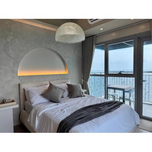 Panoramic Seaview near Airport Facing the Bay 14H