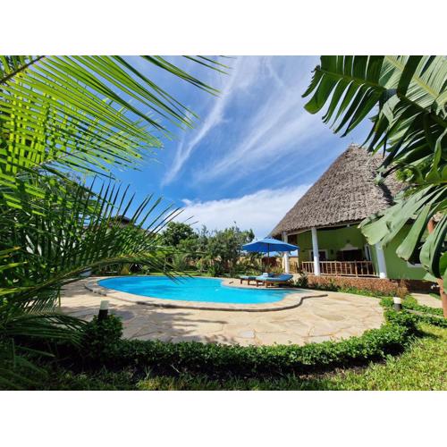 Paradiesische Villa Maisha Mazuri mit Pool. Terrasse und Personal