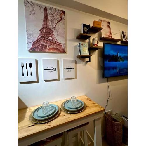 Paris Theme Near Trinoma SM North LRT Roosevelt SNR Congressional Free Netflix Fast Internet