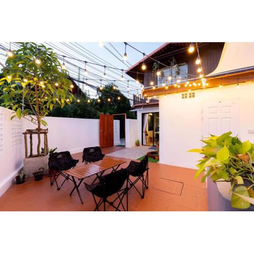 Patio Na Thapae, 5 mins walk to Thapae gate