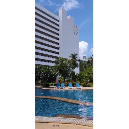 Patong beach apartment for up to 4 person