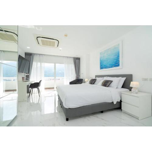 Patong Tower Brand 1-Bedroom apartment mountain view , Near Beach