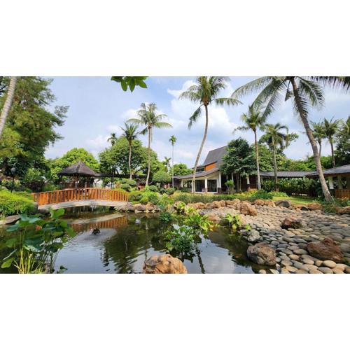 Peaceful Villa with Spacious Lush Garden