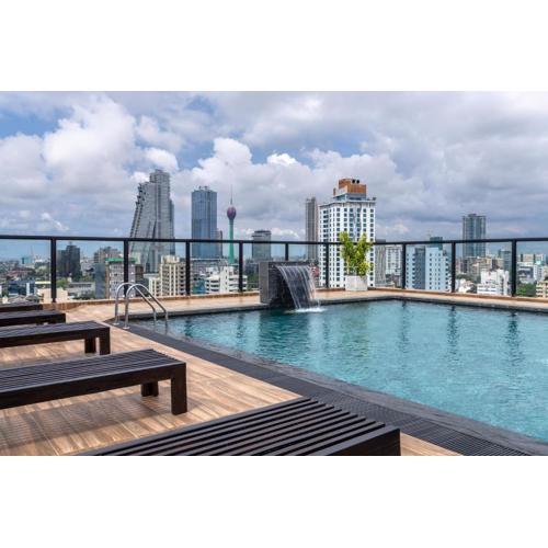 Pendennis Fern - 4-Bedroom Luxury Retreat with Rooftop Pool in Central Colombo