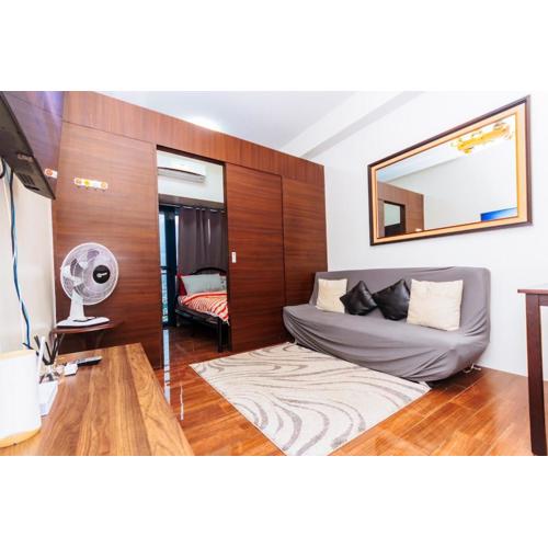 Penthouse Perfection 5515 in Air condo Makati 300 Mbps Gym Swim Park Laugh HI speed internet