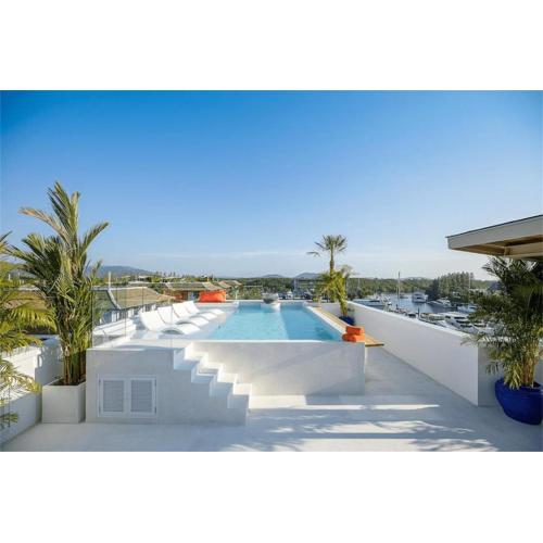 Penthouse Skyline-Top floor 4 bedroom sea view pool apartment