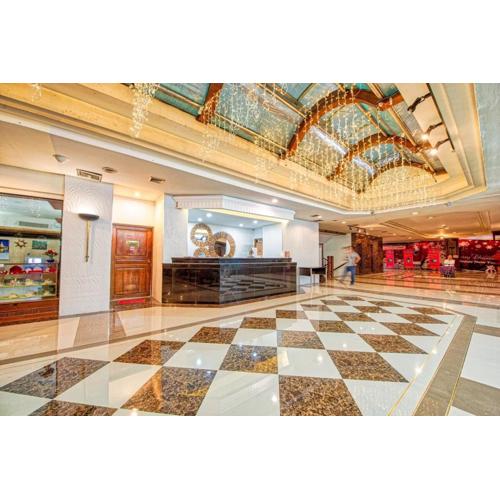 Penthouse Studio w Mountain View and Balcony