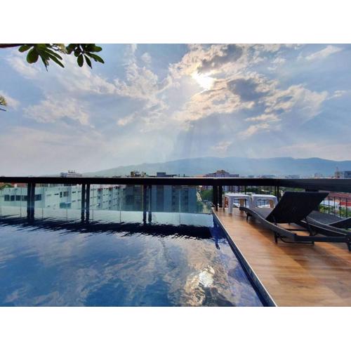 Perfect Top Floor with Rooftop Pool