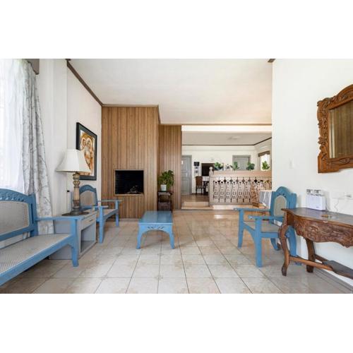 Pet Friendly 2 Bedroom Home near Pink Sisters and Brent School