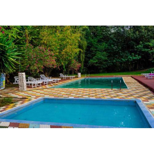 Pine 2 bedroom apartment with a pool