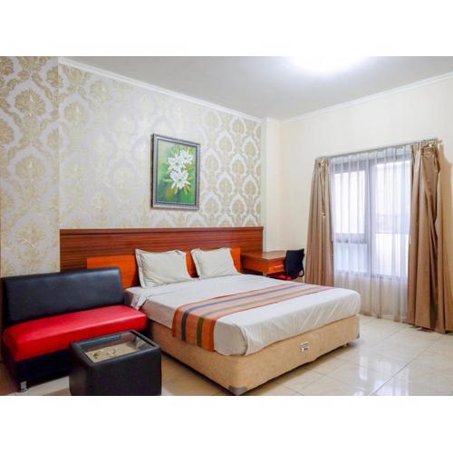 Pineapple Mansion Solo Mitra RedDoorz near RS JIH Solo