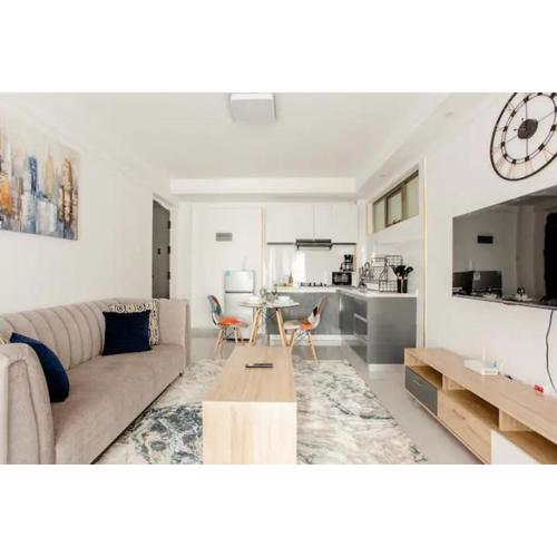 Polished 1BR with gym and golf simulator, Kilimani