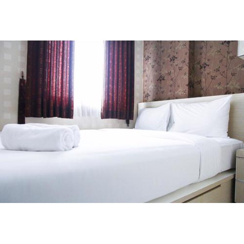 Pool View 2BR Mutiara Bekasi Apartment By Travelio