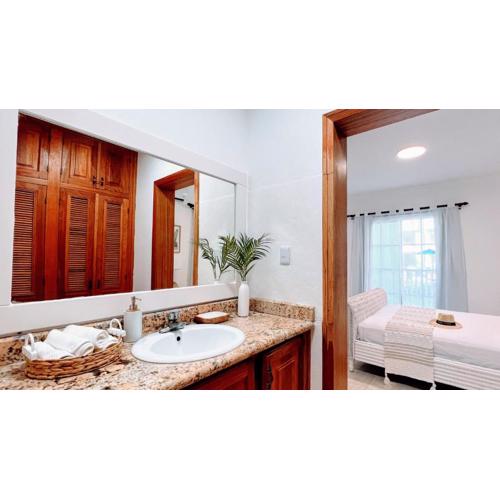 Pool View, Walk to Beach, Shops, Dining, Fast Wifi