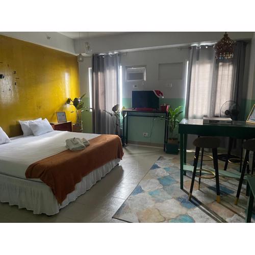 Poolside Apartment - Sleeps 4 Ac & Hot Shower