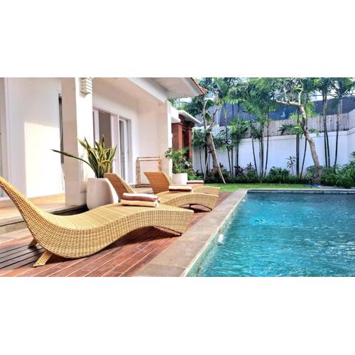 prama1 step away from cafes