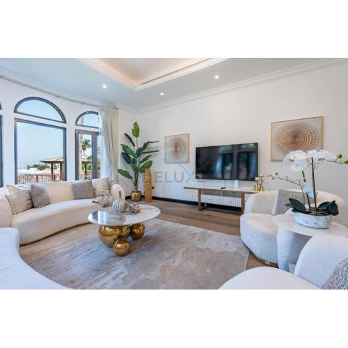 Premier Beachside Villa with Community Pool Access, Perfectly Located Near Nakheel Mall, the Monorail, and Aquaventure Waterpark, Canal Cove, Palm Jumeirah by Deluxe Holiday Homes