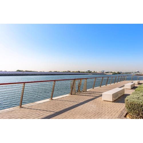 Prime Location 2BR Apartment with Pool & Dining Nearby