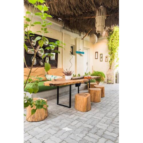 Private Cottage with bbq area 5 min walk to beach!