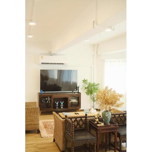 Private Full-Floor Spacious 5BR in China Town