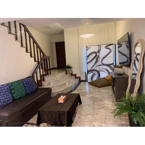 Private House 3 Suite Beds + Double Beds in Heart of Phromphong