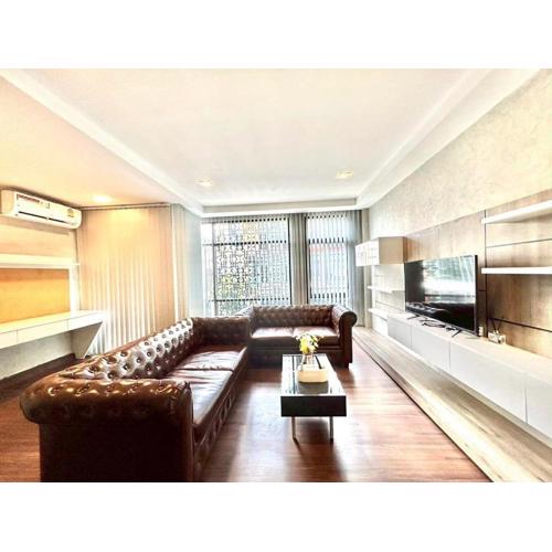 Private house in the city for Fam