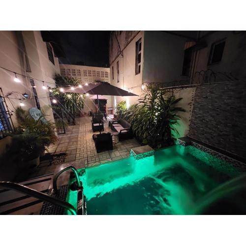 Private House with Pool, AC, BBQ, Fast Wi-Fi, Pet & Family Friendly, Near Colonial Zone, Mirador Sur Park & Ocean, in Santo Domingo