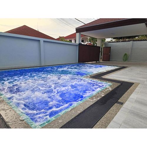Private Pool Villa with Jacuzzi at Royal Park Village - Walk to the Beach - 6 people - max 3 males
