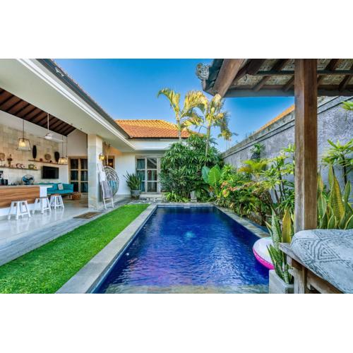 Private suite in Balinese pool villa near Echo Beach!