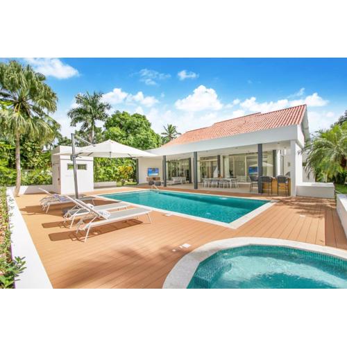 Private Two-Storey Casa de Campo villa with pool, jacuzzi and golf cart