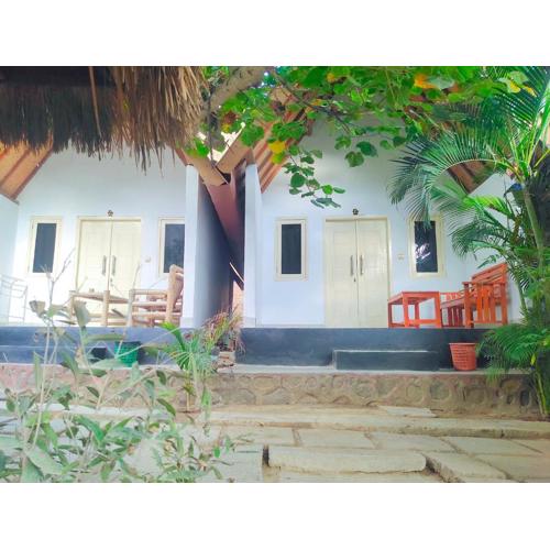 Putri Nyale Bungalows & Rooms