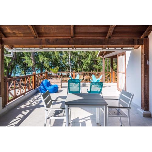 Quaint 2BDR Apt in Melville Public Beach w pool