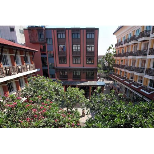 Rambuttri Village Plaza