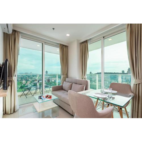 Rare Panoramic Sea, City & Mountain Views - XXL Balcony - 1Gbps Blazing Fast Free WIFI - Pool - Gym - Pool Table - Steam - Sauna - Bar